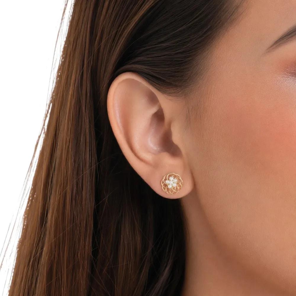 Aretes de flor con perlas y baño de oro