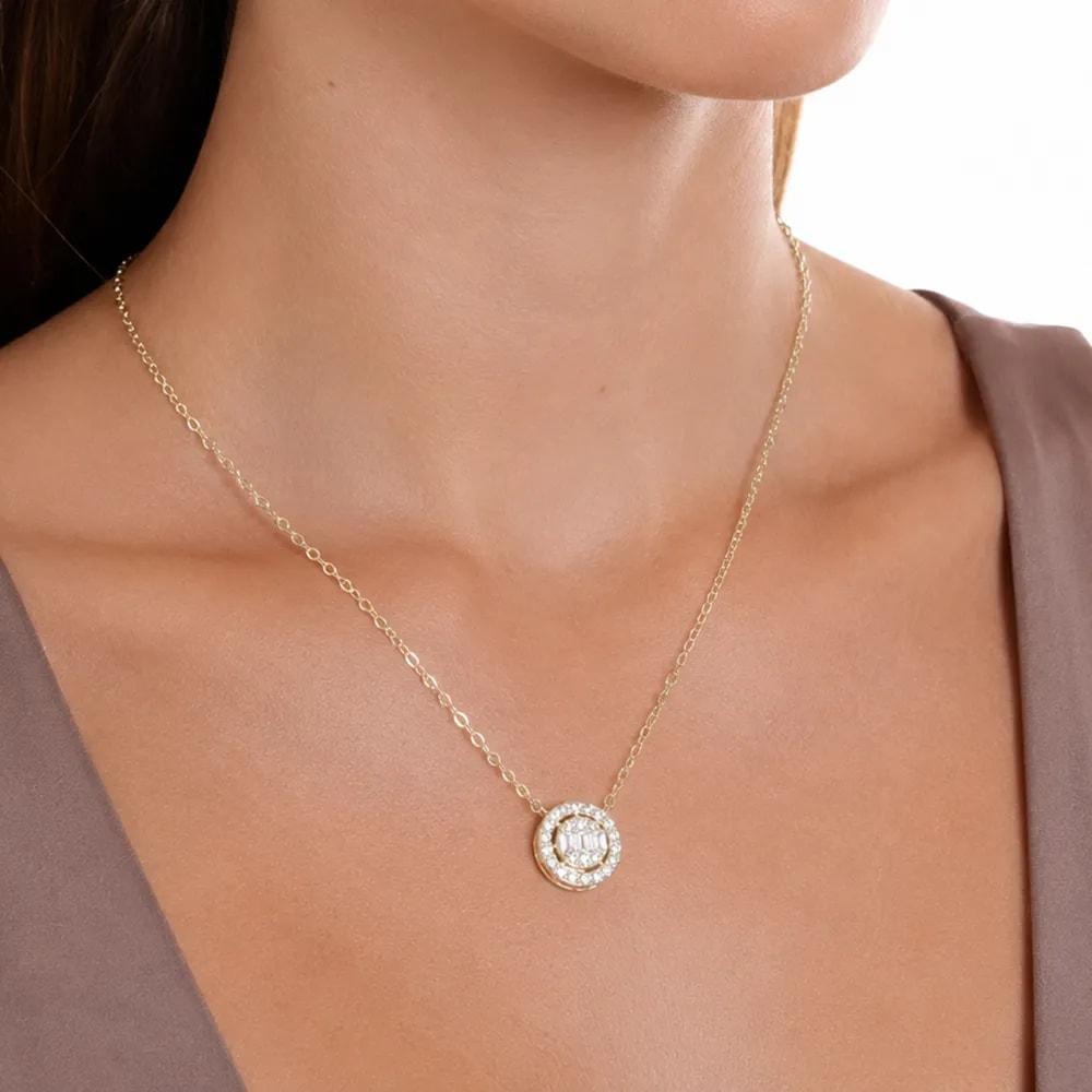 Cadena de plata con dije redondo de zirconias y baño de oro color dorado