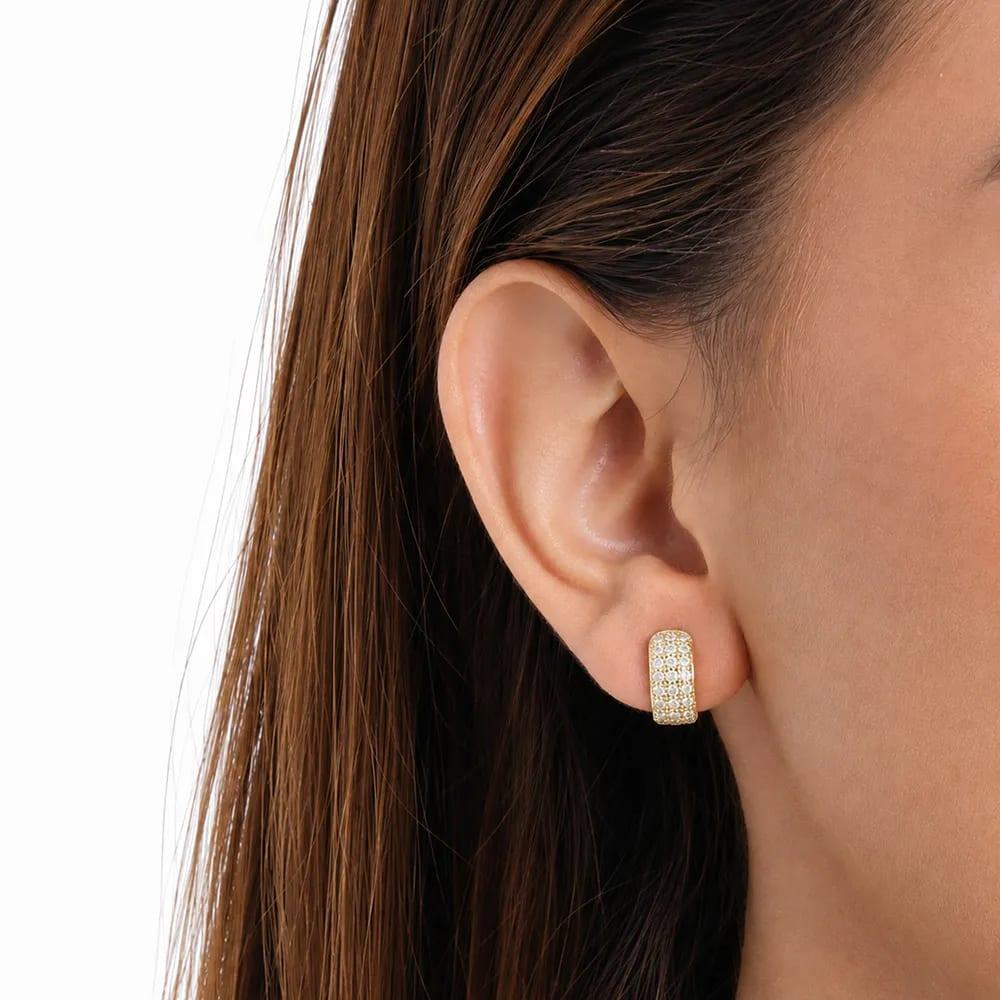 Argollas pequeñas texturizadas con zirconias de plata con baño de oro