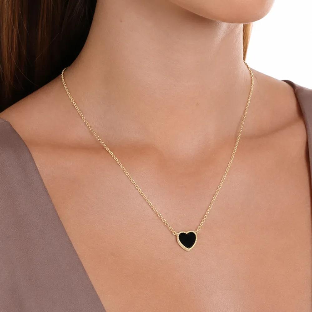 Cadena de plata con dije de corazón de ónix dorado y negro