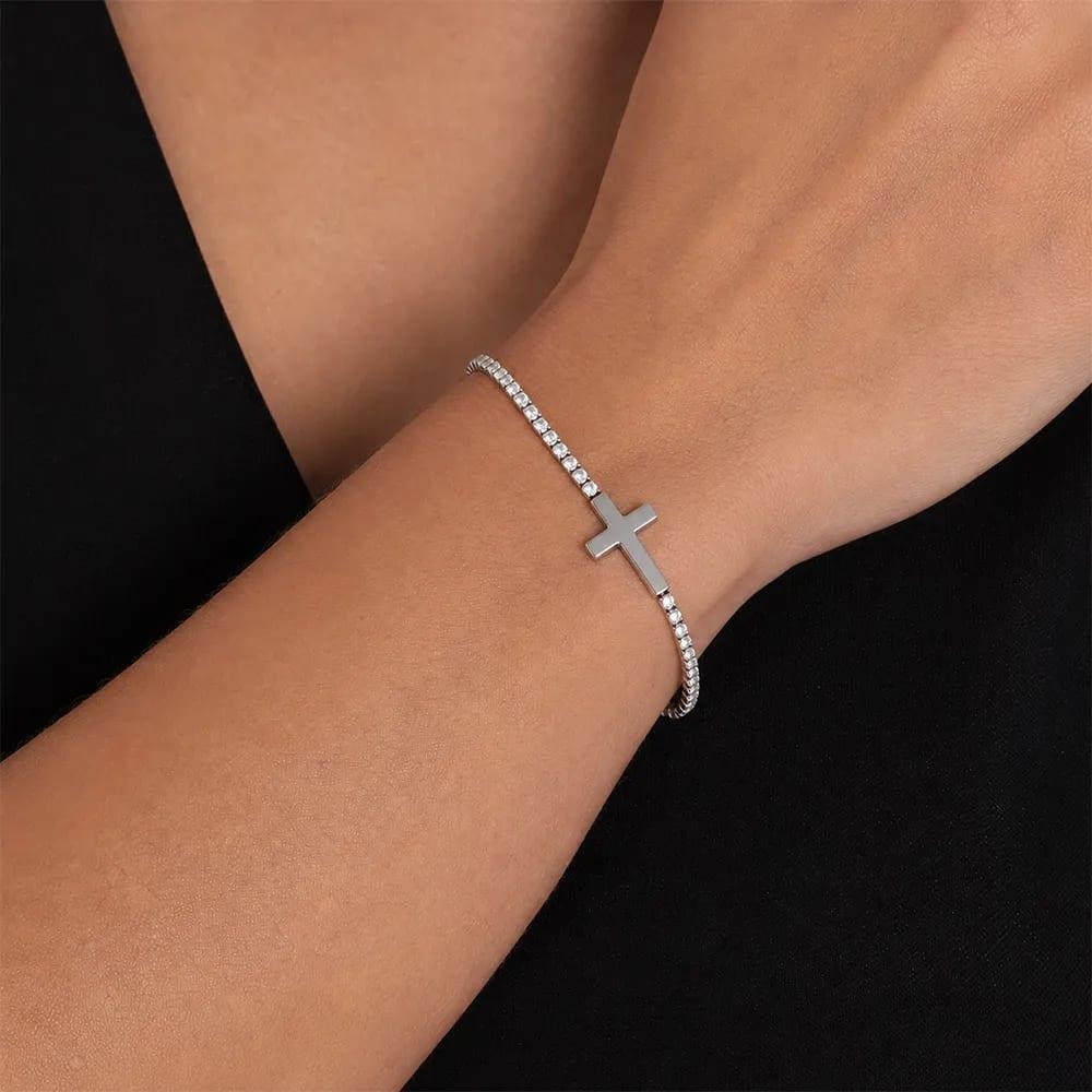 Pulsera de tenis de acero inoxidable plateada con cruz y cristales