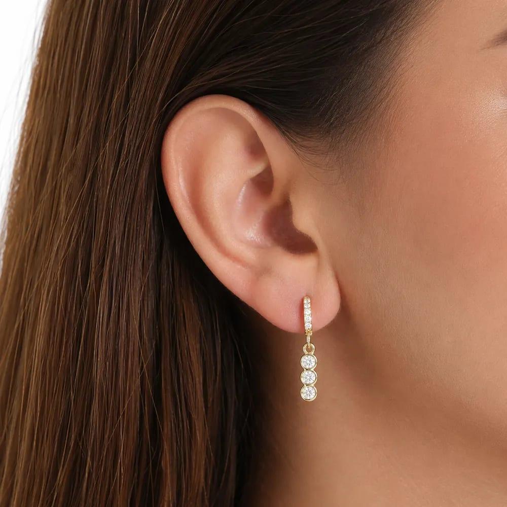 Aretes largos colgantes con zirconias de plata con baño de oro